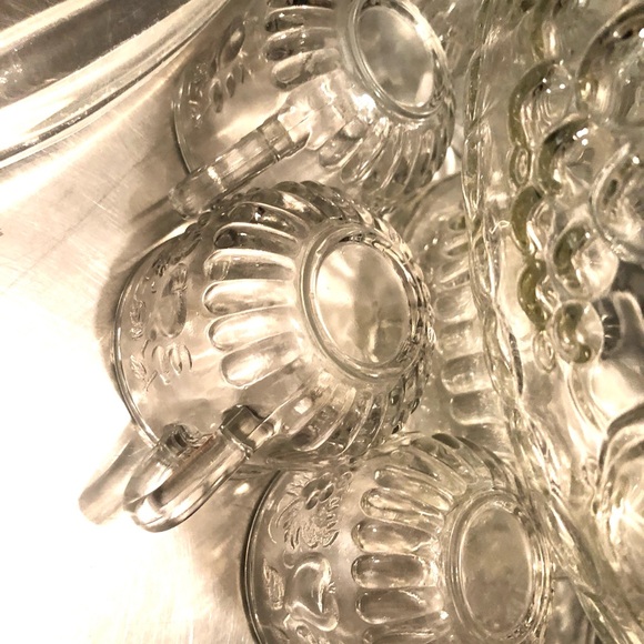 3486 VTG Punch Bowl Large Clear Glass Fruit Pattern  12 Cups 1 Plastic Ladle - Picture 11 of 13
